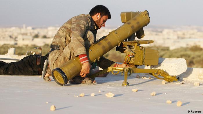 A fighter from the Tawhid Brigade, which operates under the Free Syrian Army, prepares an anti-tank missile in Aleppo, November 14, 2013. REUTERS/Molhem Barakat (SYRIA - Tags: POLITICS CIVIL UNREST CONFLICT)