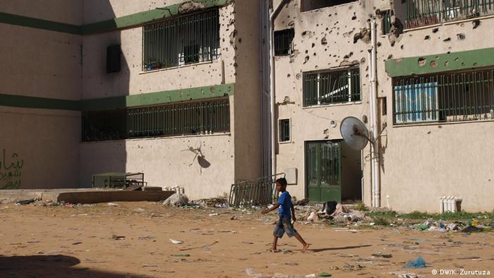 Boy running through rubble 
Copyright: Karlos Zurutuza, DW, Tripoli, Nov. 2013