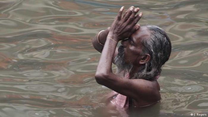 Hinduistički asket obavlja obredno pranje u Gangesu