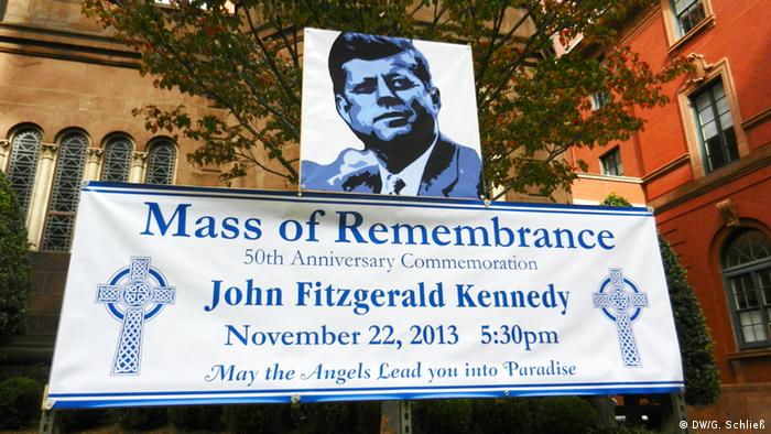 JFK poster in front of church 
Fotograf: Gero Schließ, DW, Dallas, Nov. 2013
