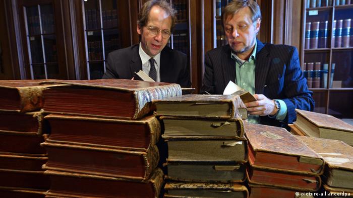 In the Schlossmuseum Pavlovsk library, Alexei Gusanov (r.), und Stephan Graf flip through books, which were stolen by the Nazis now returned to the library
Photo: Hendrik Schmidt/dpa