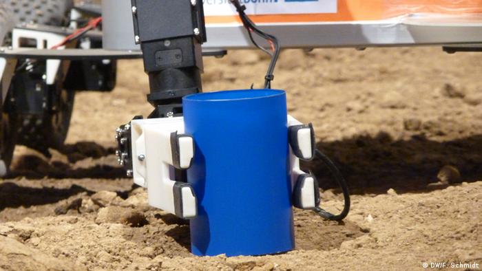 A robot developed at Bonn University grips a beaker of water (Photo: Fabian Schmidt/DW)