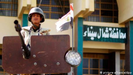 مقتل سبعة جنود في تفجير مدرعة في شمال سيناء   أخبار   DW.DE   19.10.2014