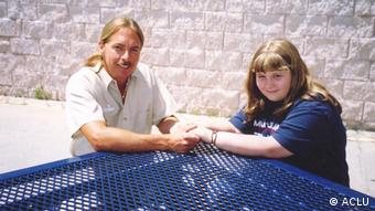 Stichwort: Harte Gefängnisstrafen in den USA für Bagatelldelikte
Photo caption from report: Ricky Minor with his daughter, Heather. Now 19, Heather was seven years old when her father was sentenced to life without parole.
Copyright: ACLU