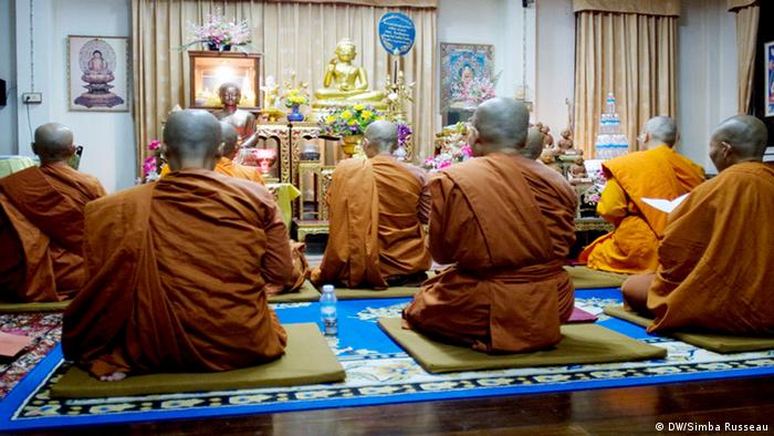 Early morning religious ritual at the Songdhammakalyani Monastery.<br /><br /><br /><br /><br /><br /> (photo: DW/Simba Russeau)