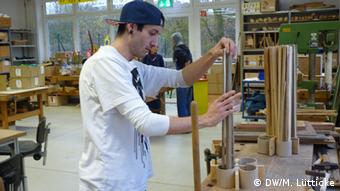 O Κρίστιαν Μπόζνιτς εργάζεται σε ένα εργαστήριο ξυλουργικής στην Κολωνία