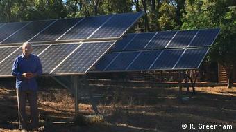 Peter Holland memanfaatkan tenaga surya di rumah namun membutuhkan sebuah generator untuk mengoperasikan peralatan rumah tangga bertenaga besar