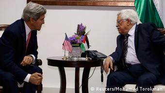 Waziri wa Mambo ya nje wa Marekani John Kerry na Kiongozi wa Palestina Mahamoud Abbas 
