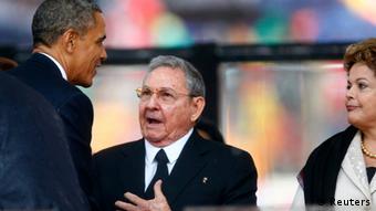 دست دادن اوباما با رائول کاسترو در مراسم تشییع جنازه نلسون ماندلا ۲۰۱۳