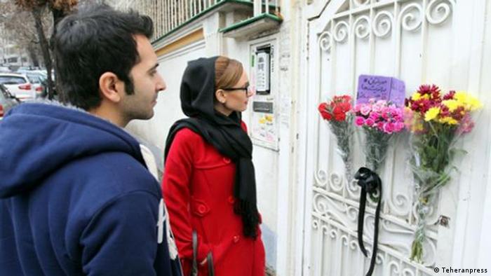 حضور جوانان ایرانی در برابر سفارت جمهوری آفریقای جنوبی در تهران برای ابراز همدردی با مردم این کشور