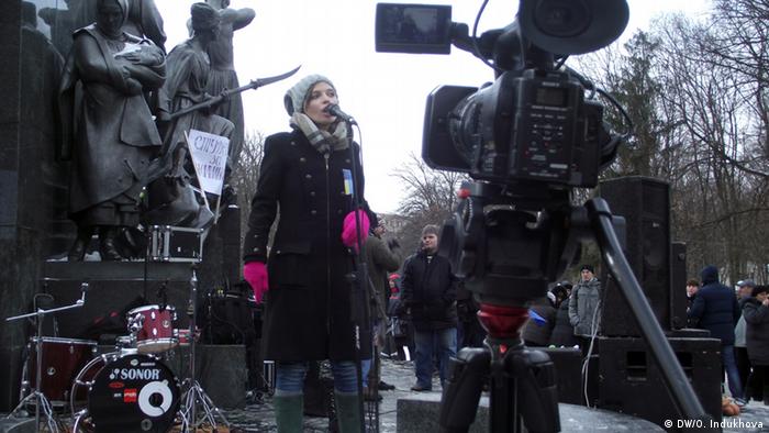 Ірена Карпа під час виступу на харківському Майдані 14 грудня