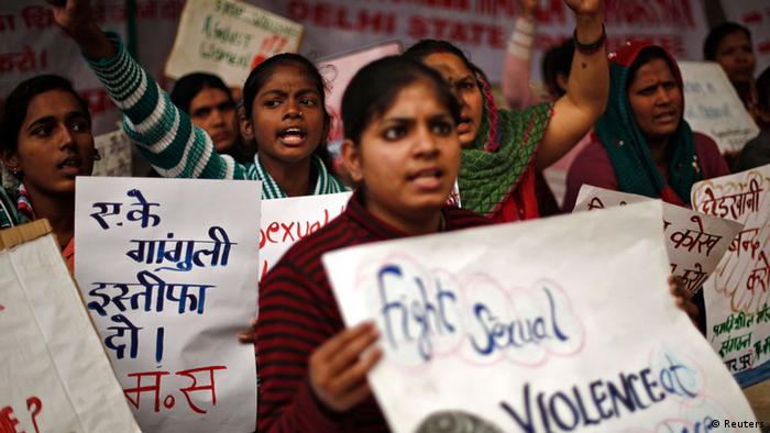 Indien Jahrestag Gruppenvergewaltigung - Protesters hold placards as they shout slogans during a protest to mark the first anniversary of the Delhi gang rape, in New Delhi December 16, 2013. A 23-year-old woman was gang-raped on a moving bus in Delhi on December 16, 2012, beaten and then pushed out onto the street along with her male companion. She died two weeks later amid an outpouring of anger across India. Four men were sentenced to death while a teenager was sentenced to juvenile custody. REUTERS/Adnan Abidi (INDIA - Tags: CRIME LAW CIVIL UNREST ANNIVERSARY)