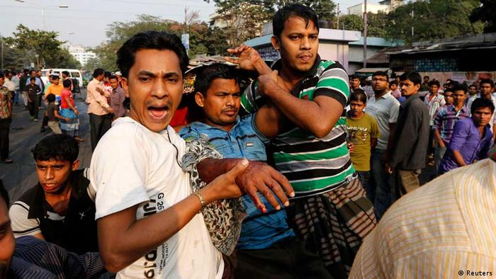 People rescue a man injured by the rubber bullets fired by police during clashes between Bangladesh's Jamaat-e-Islami party activists and police, in Dhaka December 13, 2013(Photo: REUTERS/Andrew Biraj)