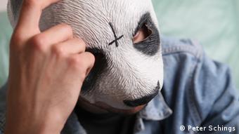 Schwengber mengatakan menerjemahkan bagi Cro - yang selalu memakai masker panda - memberi tantangan tersendiri