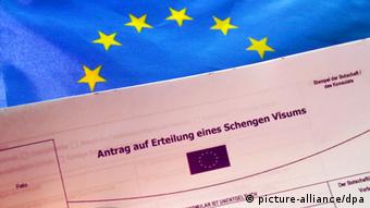 Анкета на получение шенгенской визы на фоне флага ЕС