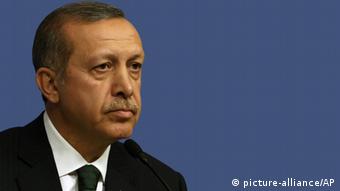 «Με κάθε νέα αντίδραση στο ευρύ σκάνδαλο διαφθοράς ο τούρκος πρωθυπουργός χάνει άλλη μία ευκαιρία να βγει αλώβητος»
