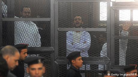 مصر: حبس 23 ناشطا على خلفية أحداث الاتحادية   أخبار   DW.DE   26.10.2014