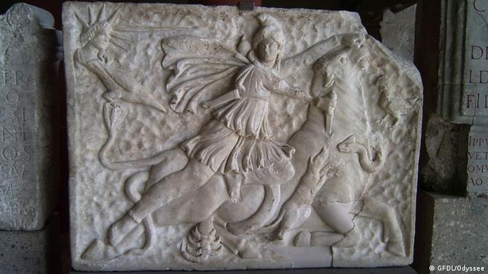 Reljef koji prikazuje Mitru kako ubija bika iz 2.ili 3. stoljeća, a koji se nalazi u Rimsko-germanskom muzeju u Kelnu.