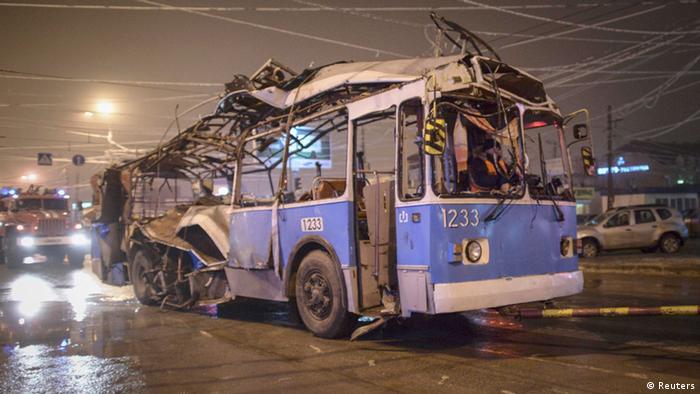 A bus, destroyed in an earlier explosion, is towed away in Volgograd (photo: REUTERS/Sergei Karpov)