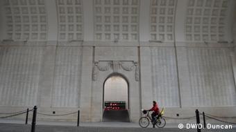 Porta Menen në Ypres, ku janë gdhendur emrat e 54.896 ushtarëve të humbur.