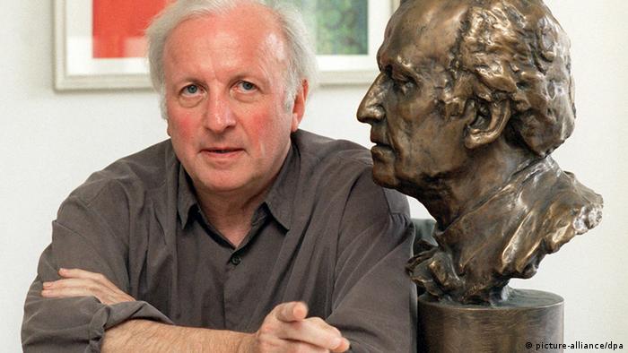 Gerd Albrecht, pictured next to a bronze bust of himself
(C) picture-alliance/dpa