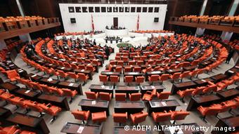 Σωρεία σκανδάλων ταλανίζει το τουρκικό κοινοβούλιο