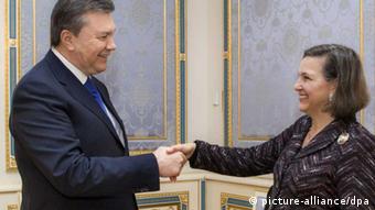 Η Βικτώρια Νούλαντ με τον ουκρανό πρόεδρο Γιανουκόβιτς