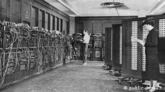  کار برنامه‌نویسی ماشین انیاک را که در زمان خود پیشرفته‌ترین اختراع بود گروه شش نفره‌ای از زنان انجام دادند