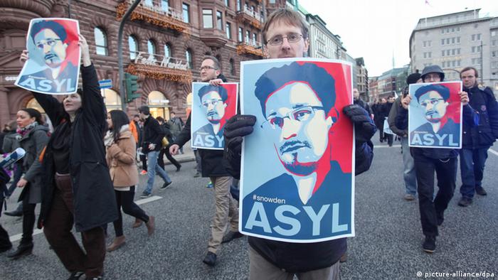 People demonstrate with Snowden Asyl Posters
(Foto: Britta Pedersen/dpa)