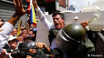 El dirigente político venezolano Leopoldo López al momento de entregarse a las autoridades el 18 de febrero.