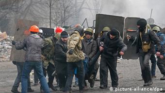 Активісти рятують поранених під час стрілянини 20 лютого 