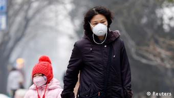 Περπατώντας με μάσκες στους δρόμους του μολυσμένου Πεκίνου...