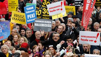 Sin turskog premijera je zbog navodnog telefonskog razgovora već dugo na meti ismijavanja na protestima i na ulicama.