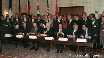Υπογραφή το 1990 της Συνθήκης 2 συν 4 στο ξενοδοχείο Οκτώβριος της Μόσχας