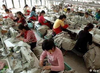 Chinese women workers in a textile factory (photo: SHOU SHENG/ dpa)