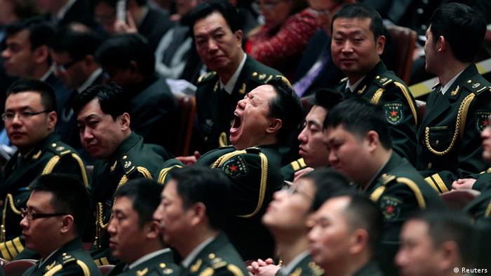 China Nationaler Volkskongress in Peking Gähn