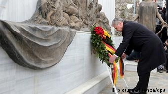 Ο Γκάουκ καταθέτει το Μάρτιο του 2014 στεφάνι στους Λιγκιάδες, στο μνημείο για τους 70 αμάχους που εκτελέστηκαν από τους ναζί