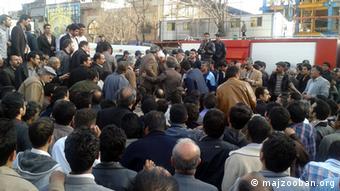 تجمع بستگان و خانواده شماری از دراویش زندانی مقابل دادستانی تهران