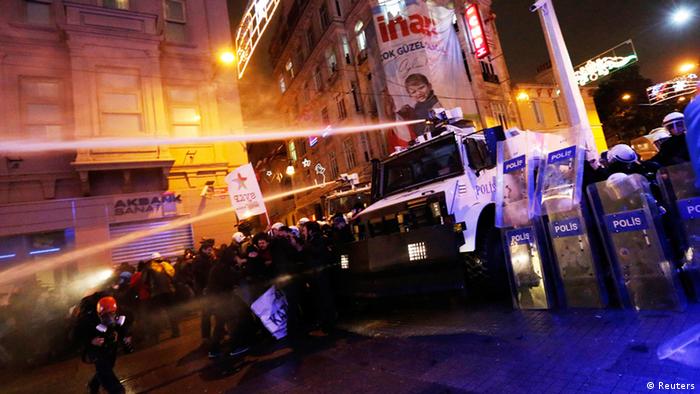 Riot police and a watercannon in the streets of istanbul
(Foto: Murad Sezer/REUTERS)