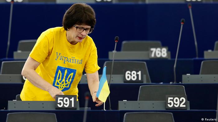 Євродепутатка Сандра Калнієте висловлює солідарність з Україною під час дебатів щодо російського вторгнення в україну у березні 2014 року