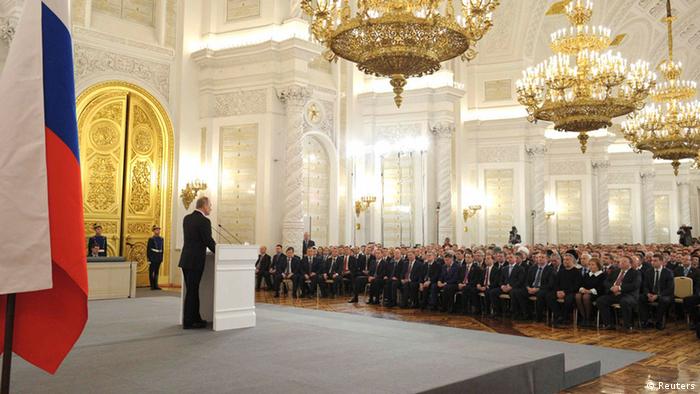 Путин выступает перед российским парламентом 