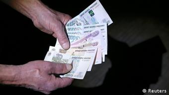 Αρκετοί ρώσοι καταναλωτές προσπαθούν να «ξεφορτωθούν» τα ρούλβια τους ενώπιον της έκρηξης τιμών