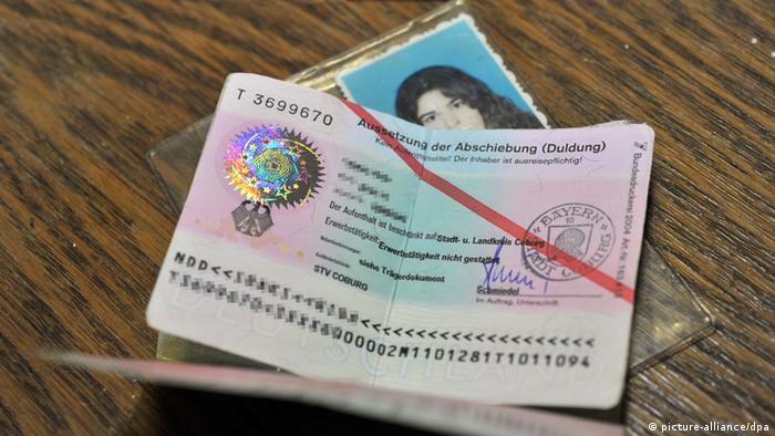 Pamje simbolike: pasaporte dhe leje qendrimi