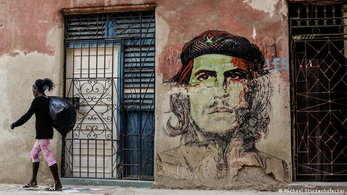 Kuba Straße in Havanna mit Che Guevara Bild