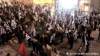 Anhänger der Goldenen Morgenröte vor dem Gerichtsgebäude in Athen (Foto: EPA/SIMELA PANTZARTZI +++(c) dpa - Bildfunk)