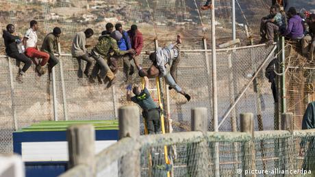 Hunderte afrikanische Flüchtlinge klettern über den Grenzzaun in die spanische Enklave in Melilla. (Foto: epa/ Juan Rios) 