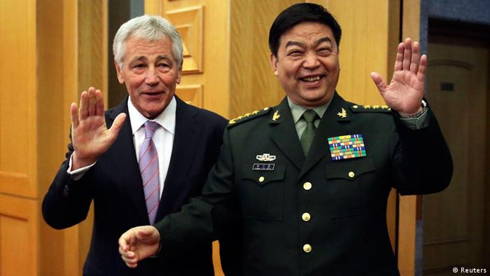  U.S. Defense Secretary Chuck Hagel (L) and his Chinese counterpart Chang Wanquan wave to members of the media prior to their meeting at the Chinese Defense Ministry headquarters in Beijing April 8, 2014.