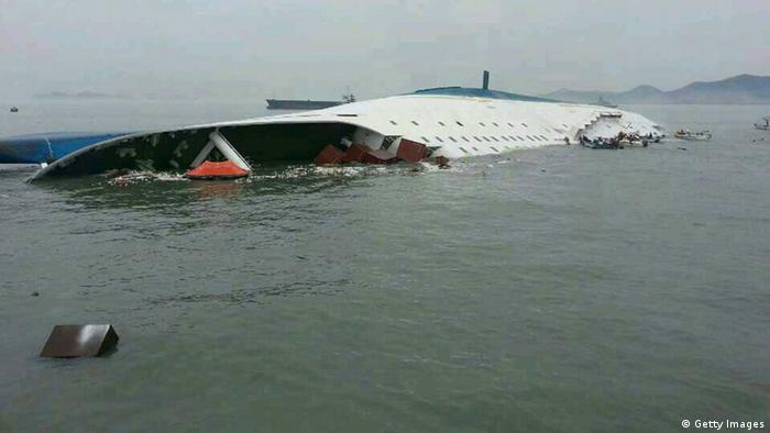 کشتی واژگون شده به اعماق دریا فرو رفت