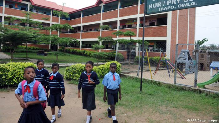 Škola u Nigeriji i učenice ispred