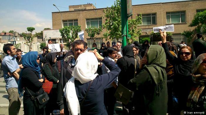 تجمع اعتراضی خانواده‌های زندانیان سیاسی ایران در برابر مجلس شورای اسلامی. وضعیت حقوق بشر در ایران بهبودی نیافته است
